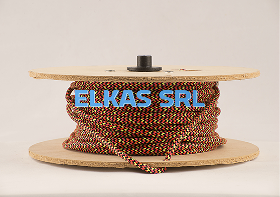 Nossos cabos são certificados. Eles também têm um processo de colagem que os impede de serem desintegrados em sua armadura